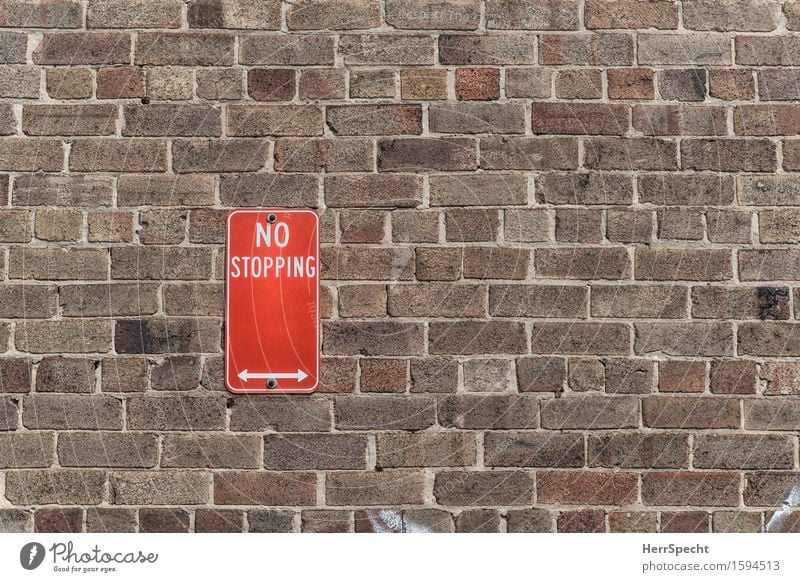 Weitermachzone Sydney New South Wales Mauer Wand Straßenverkehr Verkehrszeichen Verkehrsschild eckig Stadt braun rot Halteverbot Verbote Schilder & Markierungen