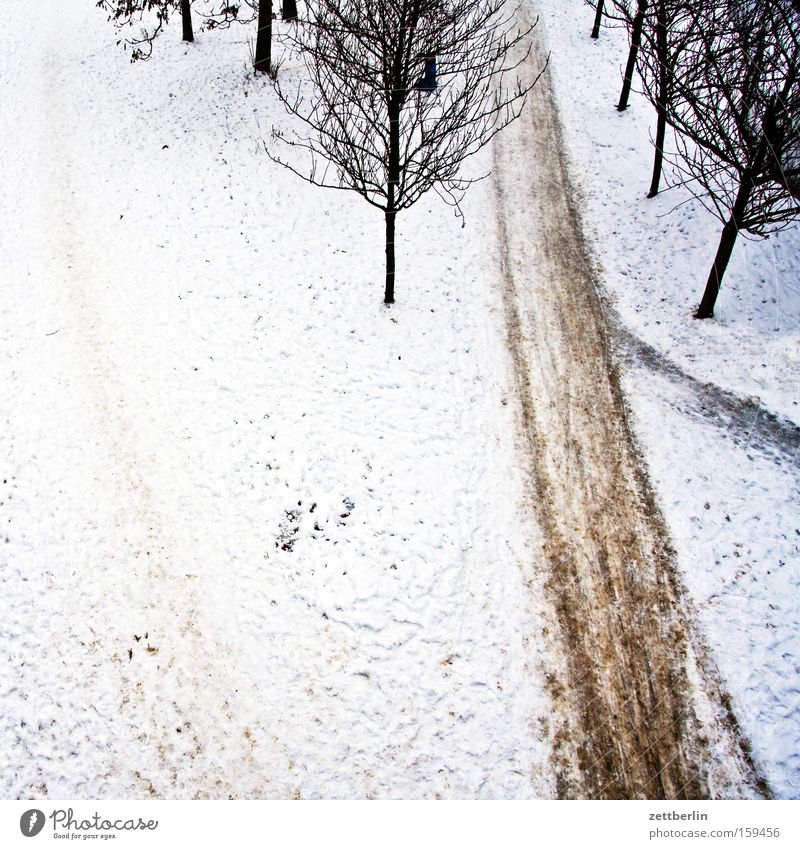 Straßenschild kein Winterdienst - nachts angeleuchtet und leicht mit  Schnee bedeckt / Rutschgefahr / Nebenstraße - ein lizenzfreies Stock Foto  von Photocase