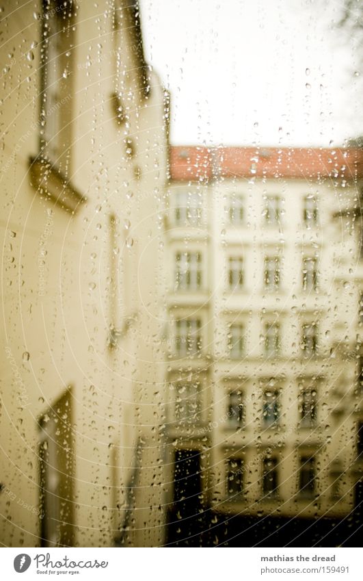 RAINY DAY Fensterscheibe Scheibe Aussicht Regen Wasser Wassertropfen Tropfen Wetter Hinterhof Haus Fassade trist grau Winter Himmel Vergänglichkeit