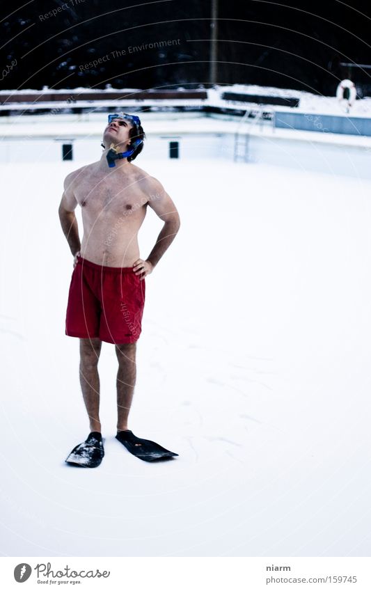 Bruno hält Ausschau nach besseren Zeiten Schnee Schwimmhilfe Flosse Taucher staunen deplatziert kalt Schwimmen & Baden frieren Blick Taucherbrille Badehose