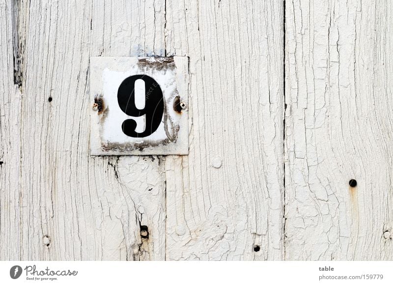 Nr.9 Ziffern & Zahlen Hausnummer Tür Eingang Schilder & Markierungen Hinweisschild Holztür alt verwittert Metallwaren weiß schwarz Handwerk Detailaufnahme