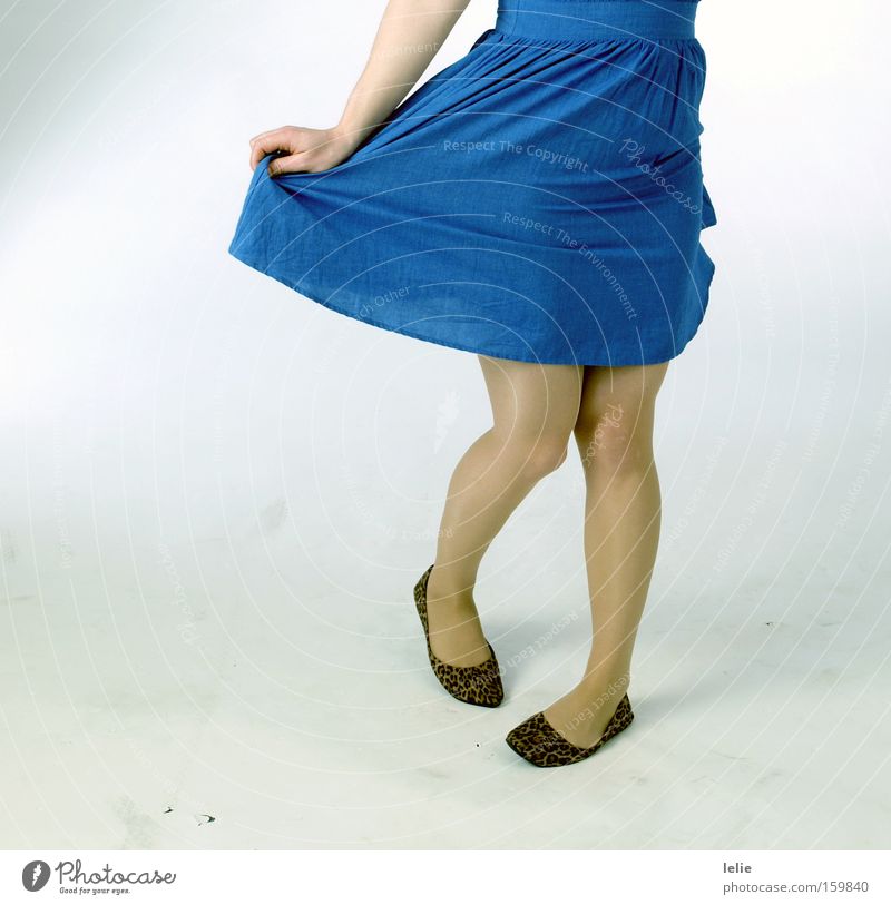 Und wenn sie tanzt... blau Muster Leopard Schuhe Balletttänzer Hand Kleid weiß Leichtigkeit Freude Frau Beine Fuß Tanzen Falte