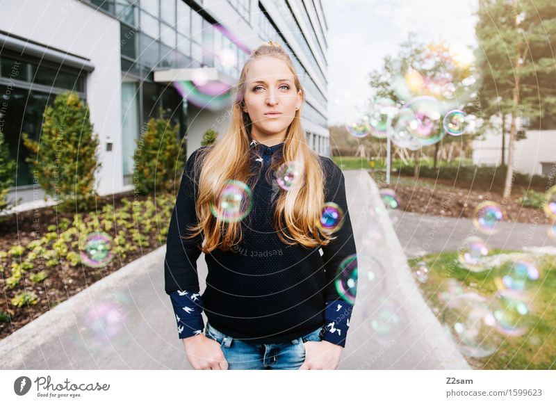 Bubble Bubble Lifestyle elegant Stil feminin Junge Frau Jugendliche 18-30 Jahre Erwachsene Natur Landschaft Herbst Sträucher Mode Jeanshose Pullover blond
