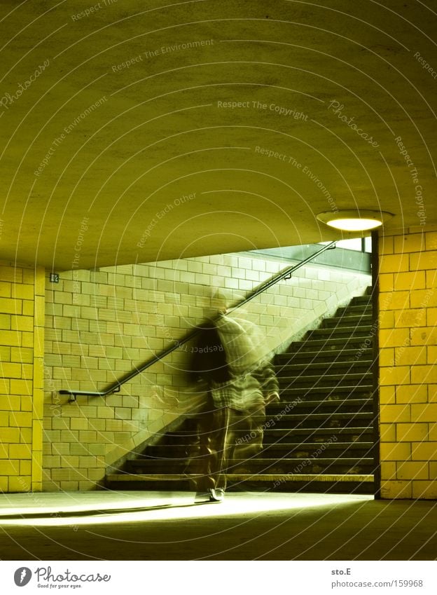eilig Tunnel Treppe Geländer Treppengeländer Brückengeländer Licht Beleuchtung Mosaik Bewegung Spree Bahnhof Architektur Stress Eile Verkehrswege stadtbahn