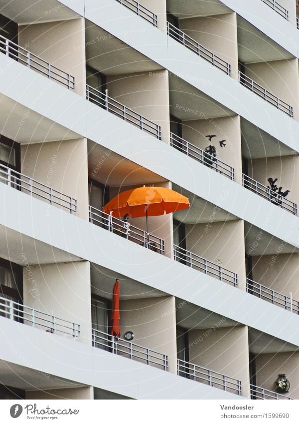 Sonnenschirm Stadt Haus Hochhaus Architektur Hotel Fassade Balkon orange Einsamkeit einzigartig Identität Perspektive Ferien & Urlaub & Reisen Wohnung Domizil