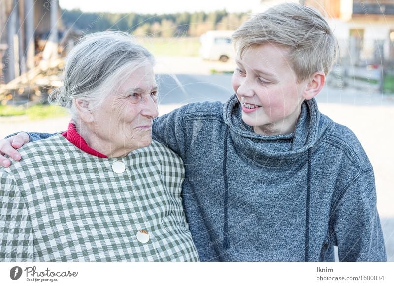 glückliche Großmutter mit Enkel Lifestyle Freude Glück Seniorenpflege Junge Weiblicher Senior Frau Familie & Verwandtschaft Kindheit 2 Mensch 8-13 Jahre
