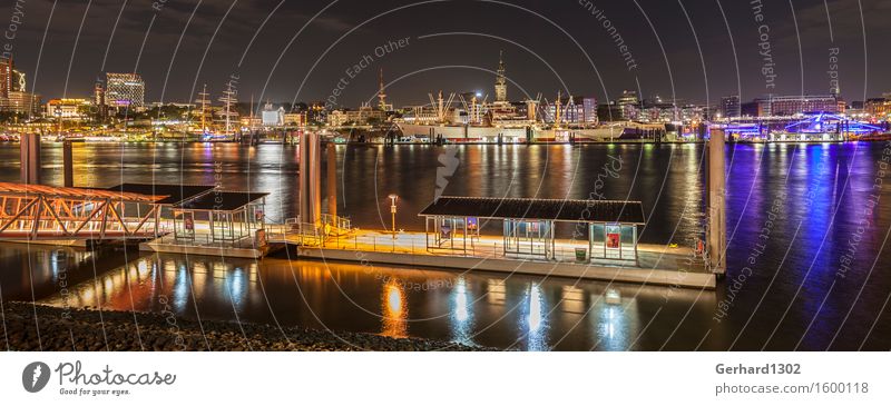 Nacht-Panorama vom Hamburger Hafen Tourismus Ausflug Sightseeing Städtereise Nachtleben Hafenstadt Menschenleer Hochhaus Industrieanlage Sehenswürdigkeit