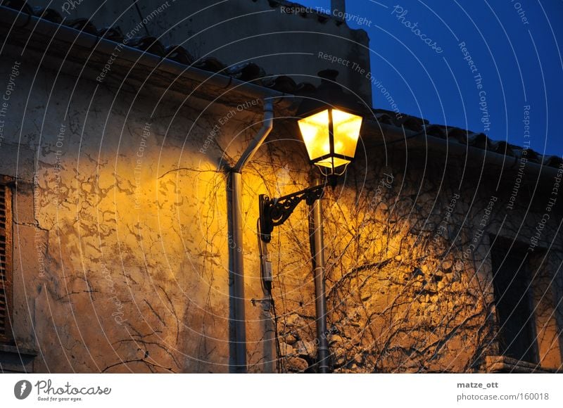 warmes Licht in der Dämmerung Straßenbeleuchtung Laterne Nacht Abend Abenddämmerung dunkel Haus Stadt Dorf Mallorca Spanien historisch Detailaufnahme