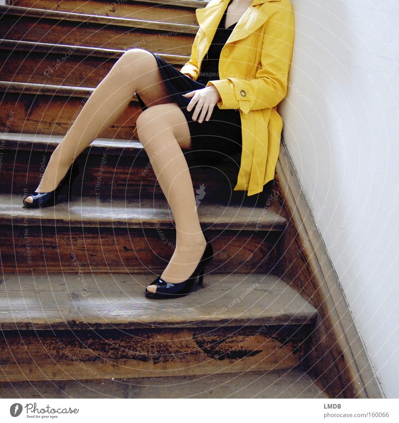 Warten auf Frühlingswetter Damenschuhe gelb Treppenhaus Trenchcoat Mantel Frau schwarz lasziv Peeptoes Leiter knallige Farbe Beine