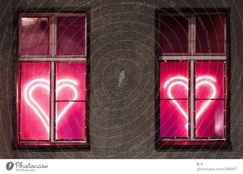 Stadtliebe Farbfoto Außenaufnahme Menschenleer Nacht Kunstlicht Licht Langzeitbelichtung Zentralperspektive Fassade Fenster Beton Zeichen Herz leuchten Liebe