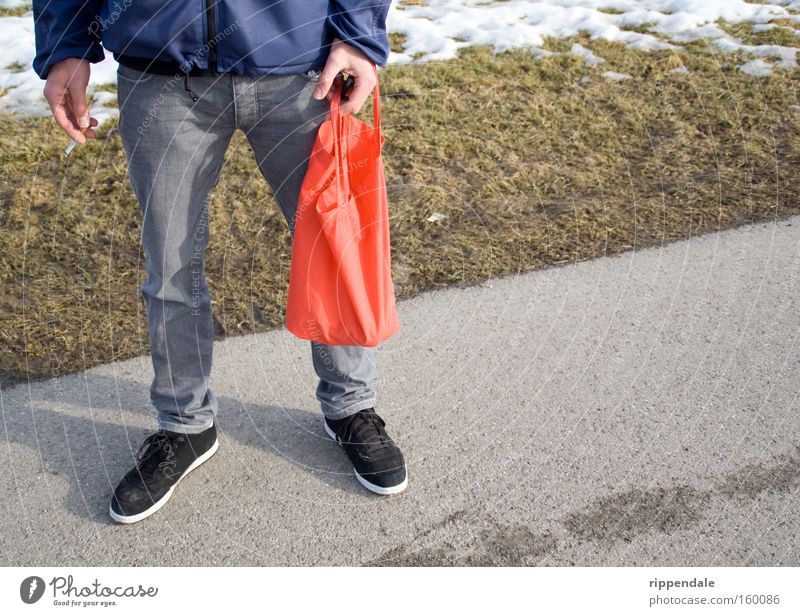 Stand about and smoke Jugendliche Langeweile modern warten Youth Culture Stil Rauchen Zigarette Fuß Tasche Jutetasche stehen