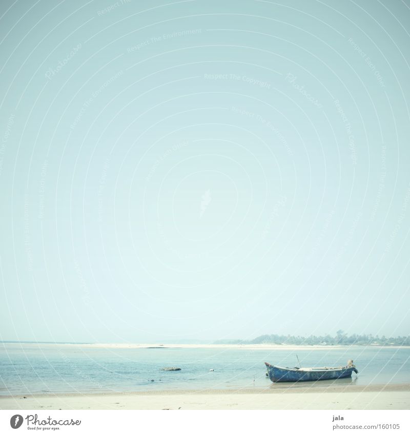 gestrandet Einsamkeit Ferne Licht Wasser Meer Strand Wasserfahrzeug Ferien & Urlaub & Reisen ruhig Frieden blau Freiheit Sand hell Indien Küste friedlich