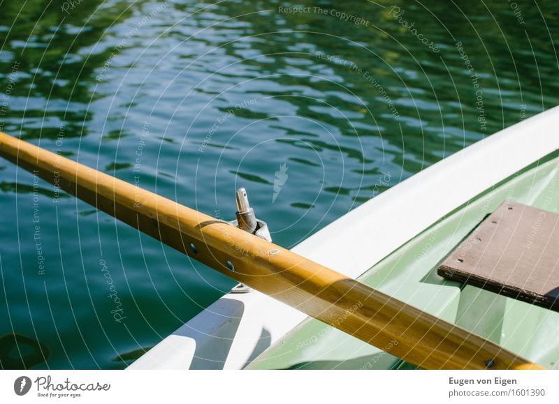 Ruderbootfahrt in einem Alpensee Wohlgefühl Erholung ruhig Camping Sommerurlaub Sonne Wasser See Gebirgssee Sicherheit trösten dankbar Sehnsucht erleben Rudern
