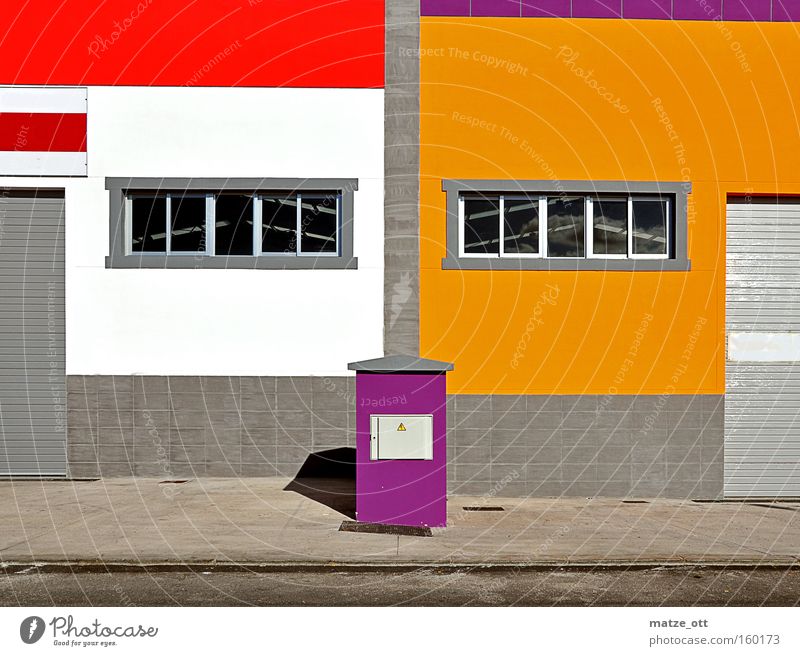 jetzt wird´s bunt mehrfarbig Farbe Farbstoff Industriefotografie Architektur Bauwerk Mauer Fenster rot orange violett Industrielandschaft modern Color