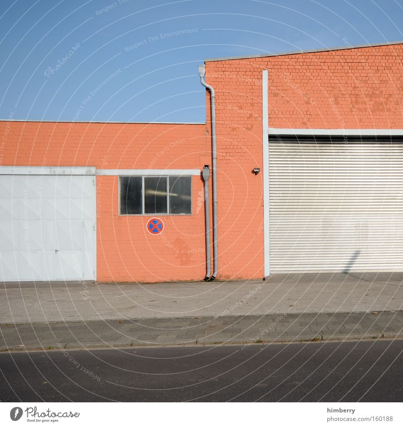 weniger bunt Industriefotografie Lager Lagerhalle Gewerbegebiet Garage Tor Toreinfahrt Gebäude Fassade gewerbeimmobilie