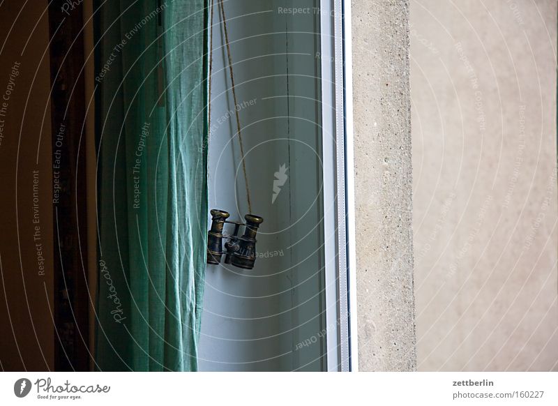 Neugier Fernglas beobachten Nachbar Fenster Stalker spionieren Gardine Vorhang Wohnung Haus Stadthaus aufdringlich privat Hausfriedensbruch obskur