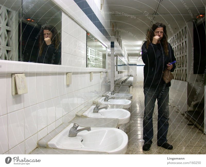 Nachtschicht Zahnpflege Bad Waschhaus Waschbecken Schichtarbeit Spiegel Reflexion & Spiegelung Neonlicht Einsamkeit trist unterwegs Mann Langeweile Morgen