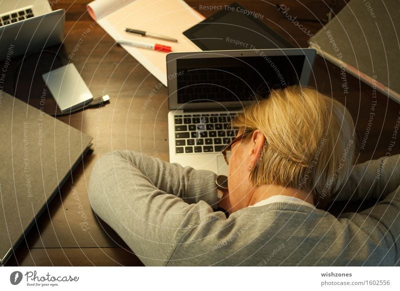 Woman Sleeping On Office Desk Ein Lizenzfreies Stock Foto Von