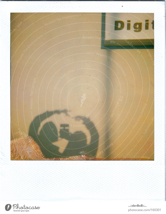 You & Me Polaroid Schatten Mittelformat analog Fingerabdruck Zusammensein berühren Fotokamera Linie Schilder & Markierungen Ocker Fotografie Kunst Kultur