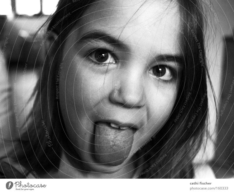 kleine hexe Mädchen Kind Zunge Gesicht Auge Haare & Frisuren Porträt Nase Freude frech lustig Grimasse grau Schwarzweißfoto rotznase Kindheit Jugendliche