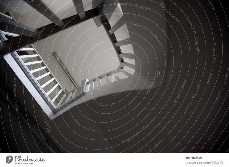 Treppenauge Geländer Treppengeländer Schulgebäude Sicherheit Schulklasse Lehrer Schüler Gebäude Fluchtweg Beleuchtung Pause Ausweg Architektur gefährlich