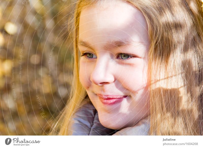 Schönes lächelndes Mädchen im Herbst Sommer Kind Kindheit 8-13 Jahre blond niedlich weiß fünf sechs 7 acht Vorschulkind fallen Kaukasier Europäer Ausdruck