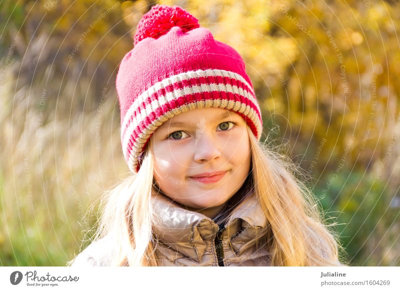 Herbstfoto des schönen Mädchens Sommer Kind Kindheit 1 Mensch 3-8 Jahre blond niedlich weiß fünf sechs 7 acht Vorschulkind fallen Kaukasier Europäer Ausdruck