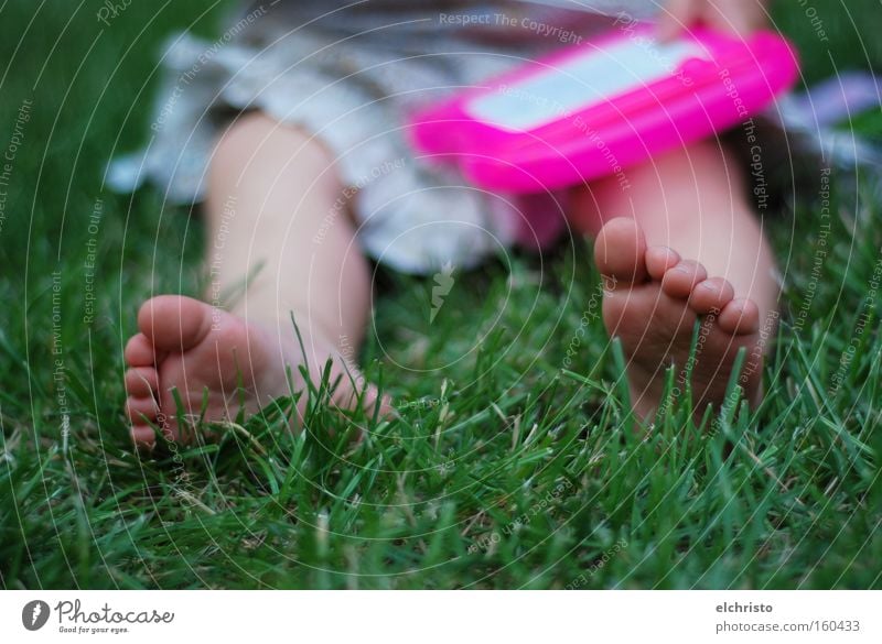 Auch Künstler müssen entspannen Kind Gras grün Kleid Fuß Zehen Erholung Sommer Freiheit rosa Beine Halm sitzen Gemälde Kleinkind Maltablett
