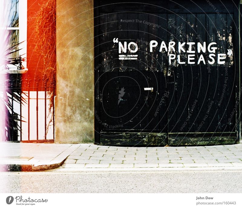 Höfliches Parkverbot. Garage Garagentor Abstellplatz Fassade Verkehrswege Schriftzeichen Hinweisschild Warnschild Graffiti Freundlichkeit schwarz Verbote parken