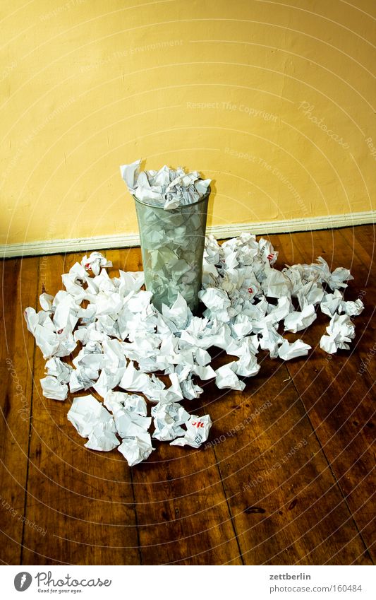 Ablehnungen Papier Papiermüll Papierkorb Müll Müllverwertung planen Fehler Brainstorming Kreativität Knäuel schreiben Arbeit & Erwerbstätigkeit Konzentration
