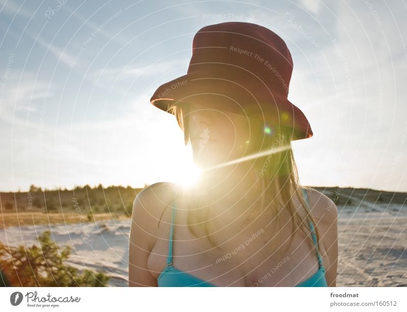 zuckerhut Gegenlicht Sonne Sommer Mode Hut Frau schön Bikini blond Sand Wärme heiß Strand Porträt