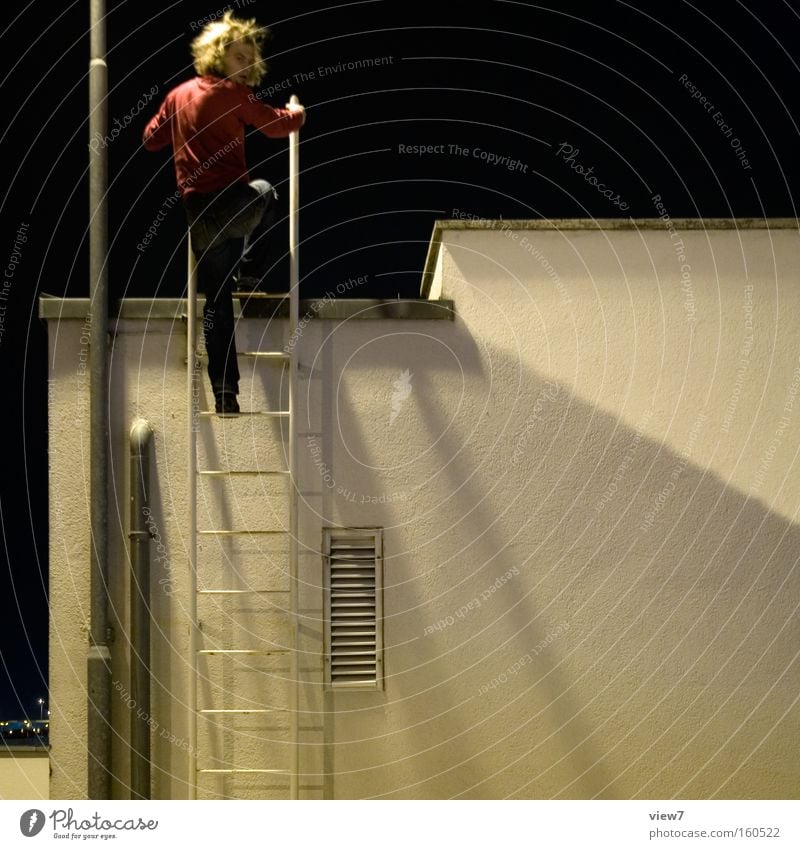 Wer klettert so spät ... Klettern Leiter aufsteigen Sicherheit festhalten Nacht Abend Dieb Kontrolle Mann Arbeiter Leitersprosse Blick hoch Handwerk