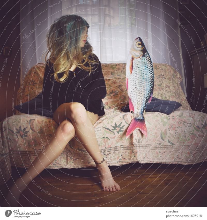 mädchen mit perücke auf einem sofa neben einem fisch | remixcase - date mit fisch Mädchen Junge Frau Haare & Frisuren Wohnzimmer Verabredung Sofa Fisch