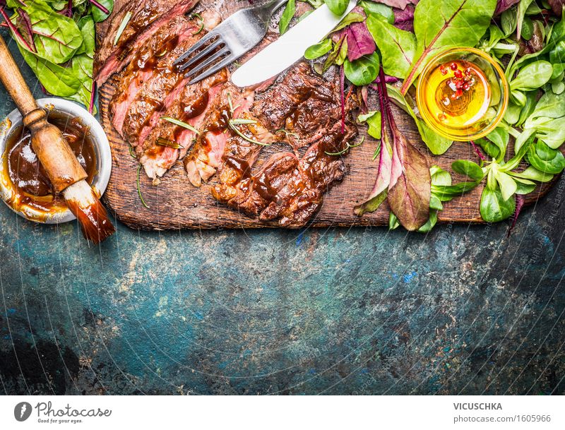 Steak vom Grill serviert mit grünem Salat und Barbecue -Sauce Lebensmittel Fleisch Salatbeilage Ernährung Abendessen Festessen Picknick Schalen & Schüsseln