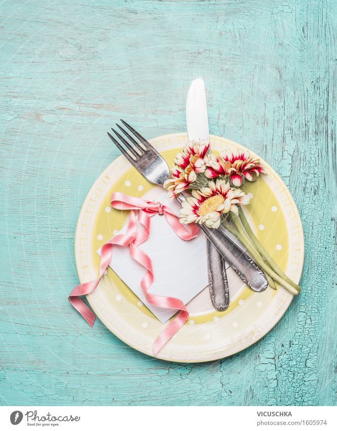 Tischgedeck mit Karte und hübschen Blumen Festessen Geschirr Teller Besteck Messer Gabel elegant Stil Design Häusliches Leben Innenarchitektur