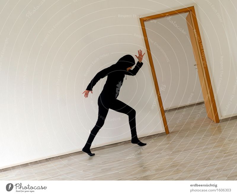 Anstieg - Person geht bergauf; Illusion durch leichte Kippung des Bildes Mensch Mauer Wand Strumpfhose Kapuzenpullover laufen schwarz weiß Geschwindigkeit