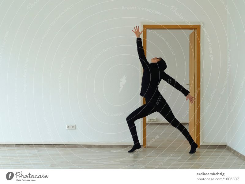 strange yoga sportlich Fitness Leben androgyn 1 Mensch Mauer Wand Tür Pullover Strumpfhose Bewegung Sauberkeit schwarz weiß Zufriedenheit Entschlossenheit
