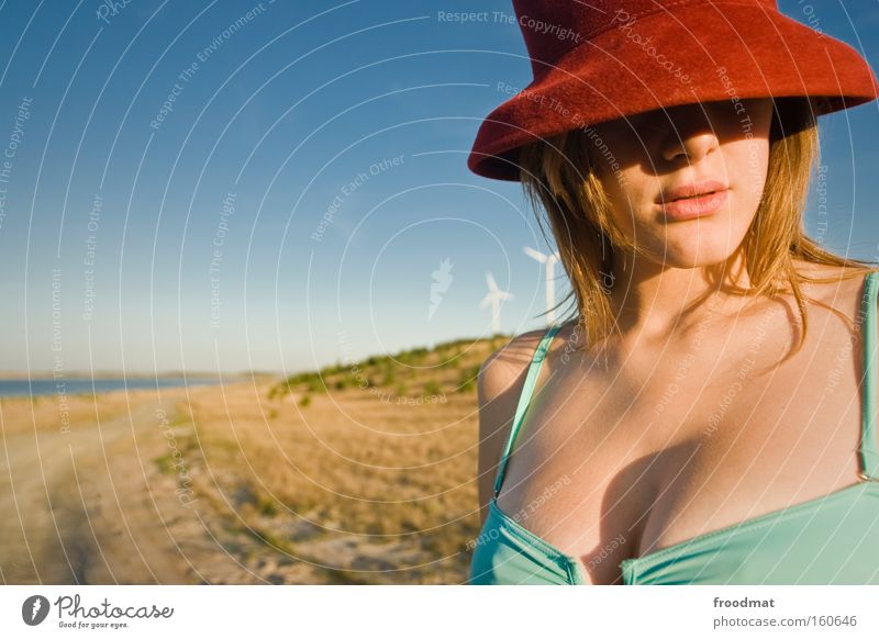 energie Gegenlicht Sommer Hut Frau Erotik schön Bikini blond Sand Wärme heiß Strand Porträt Jugendliche Mode