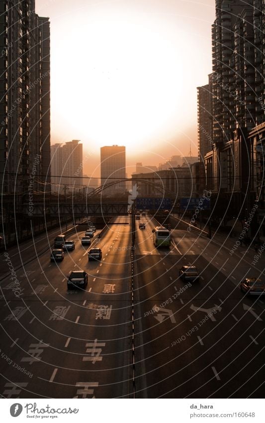Breit trifft hoch China Shanghai Sonne Straße KFZ Hochhaus Sonnenuntergang Brücke Autobahn Asien Verkehr PKW