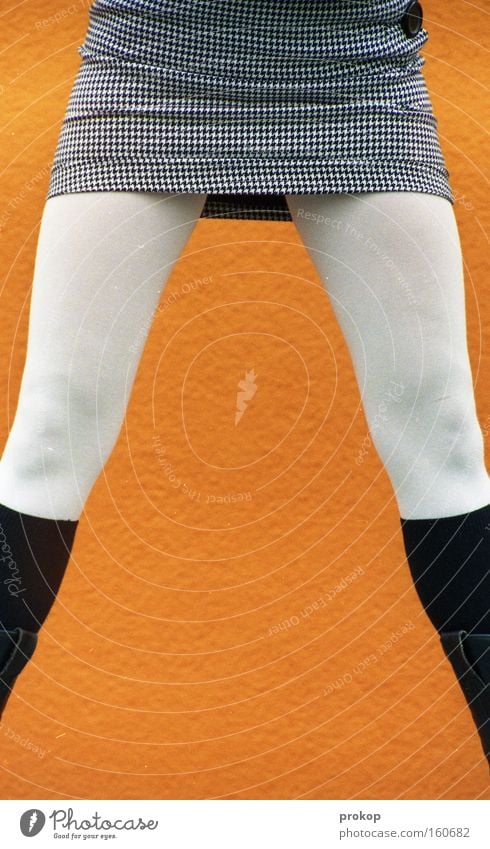 Oransche Symmetrie Wand Beine Mensch Frau stehen selbstbewußt Rock Strumpfhose Strümpfe Mode dünn schön Erfolg Jugendliche