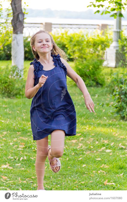 Nettes laufendes europäisches Mädchen Lifestyle Freizeit & Hobby Spielen Sommer Kind Schulkind Frau Erwachsene Kindheit 1 Mensch 3-8 Jahre 8-13 Jahre blond