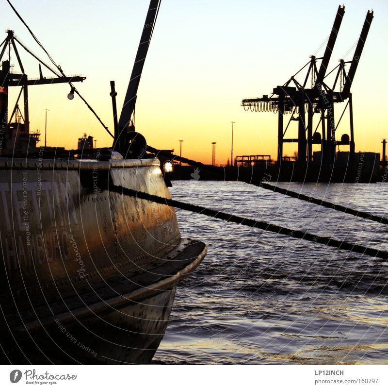 Die Stettin zu Besuch in Hamburg Farbfoto Menschenleer Arbeitsplatz Feierabend Seil Wasser Hafenstadt Schifffahrt Wasserfahrzeug Stahl Rost festhalten warten