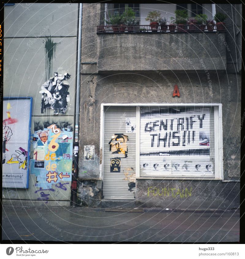 Berlin II Haus trist Verfall Balkon Neukölln Straße Graffiti DDR Plakat Rollladen Ende kaputt nass Verkehrswege Vergänglichkeit Agitation Honecker