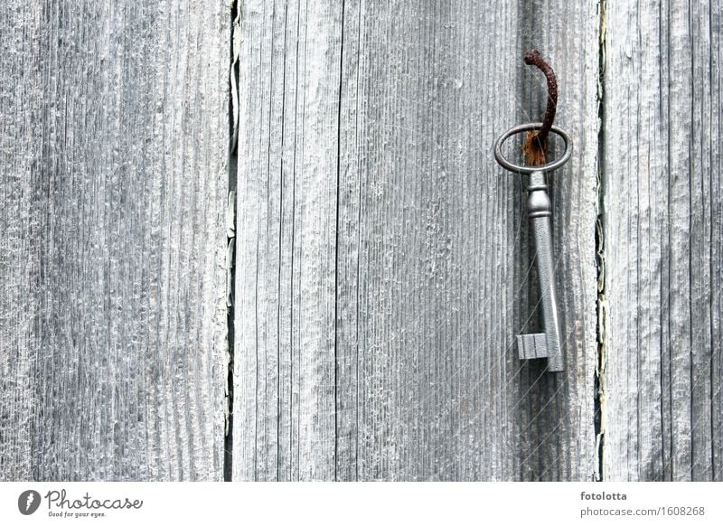 Schlüssel Holz Metall Rost Holzwand Nagel alt braun grau silber weiß rostig verbogen Farbfoto Gedeckte Farben Außenaufnahme Menschenleer verwittert Nahaufnahme
