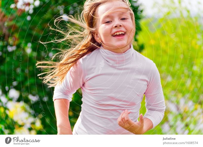 Foto des netten laufenden Mädchens Lifestyle Erholung Freizeit & Hobby Spielen Sommer Tanzen Sport Kind Schulkind Frau Erwachsene Kindheit 1 Mensch 3-8 Jahre