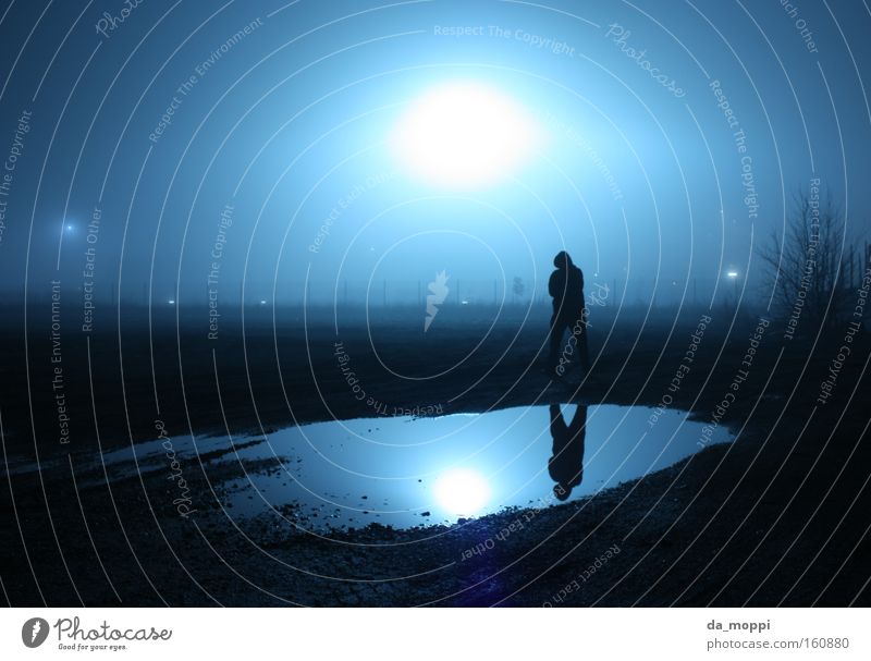im Rampenlicht Langzeitbelichtung Nacht dunkel gruselig Nebel trüb schwarz blau Einsamkeit Wasser Pfütze Spiegel Reflexion & Spiegelung dunstig Scheinwerfer