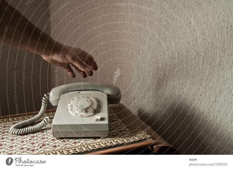 Ich geh schon ... Häusliches Leben Wohnung Telekommunikation Telefon Mensch Arme Hand Finger Kommunizieren Telefongespräch alt retro Kontakt Vergangenheit DDR