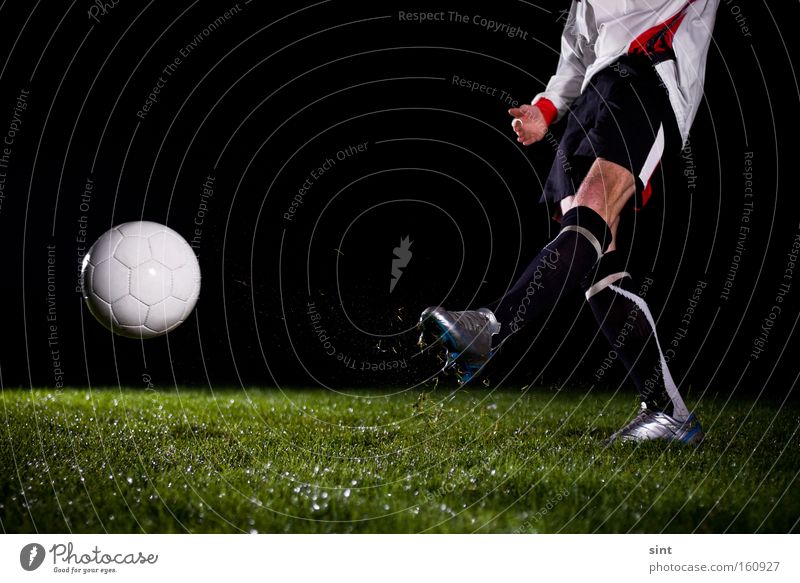 Ballspiel Ballsport Fussball Sport Anstoss Gras rasen nachts dunkel rennen Bewegung abstoss Beine Sein feld