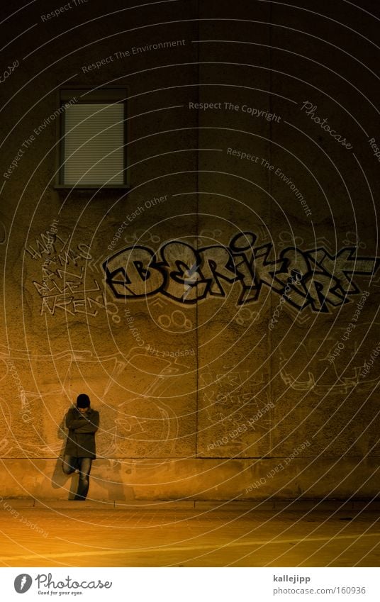 arbeitsloser minnesänger Mann Mensch Nacht Straße Graffiti stehen warten Jacke Fenster Einsamkeit fremd aussperren ausstoßen ausgeschlossen Architektur