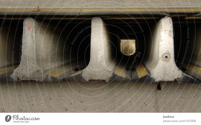ausweg? Baustelle Industrie Handwerk Tunnel Verkehr Verkehrswege Straße Autobahn Beton bauen Straßenbau Ausweg Begrenzung Fluchtpunkt ausbau Tunnelblick